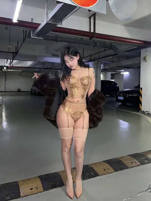 小u优优子 – NO.010 貂皮大衣 7