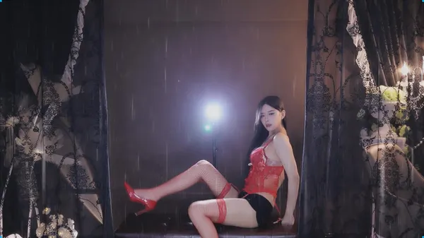006.cc小恩雅 – 红色高跟雨天热舞 2